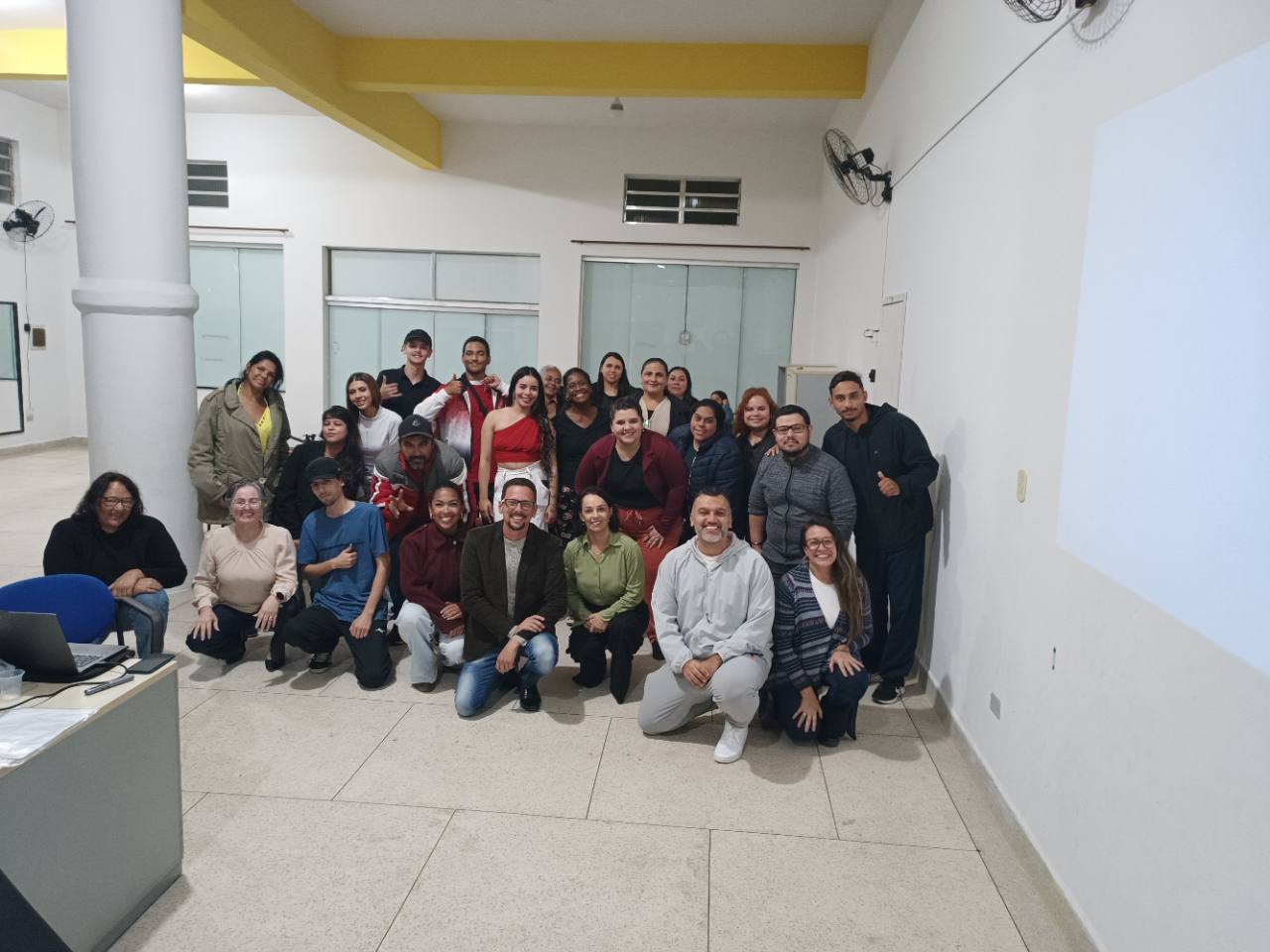 Outro registro da turma de Marketing posando em grupo na sala.