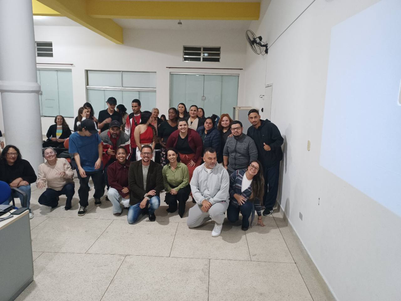 Momento descontraído da turma se organizando para a fotografia.